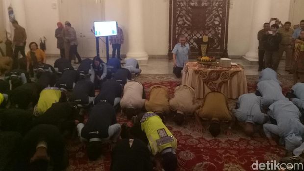 Anies Baswedan-Sandiaga Uno ikut sujud syukur di Balai Kota, Selasa (20/3/2018)