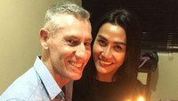 Melly diduga sudah menikah dengan pria bule yang memberikan gelar nama Bradley di belakang namanya. Foto: Instagram/melly.bradley