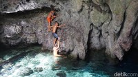 Sangat seru berenang di Goa Hawang. Mitosnya, bisa bikin awet muda! Wajib coba kalau liburan ke Kepulauan Kei. Siapa yang tahan melihat air sebening ini coba? (Wahyu/detikTravel)
