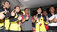 Ketua Umum PP PBSI Wiranto dan Menpora Imam Nahrawi menyambut kedatangan Kevin/Marcus di bandara Soekarno Hatta.