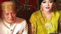 Pernikahan kakek Tajuddin Kammise (75) dengan gadis cantik Andi Fitriani (25) berusia seumur jagung. Tajudin yang juga mantan Wakil Wali Kota Pare-pare itu menuding istrinya selingkuh. (Foto: ist.)
