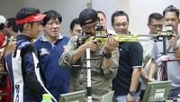 Begini gaya Menpora Imam Nahrawi saat mencoba menembak.