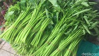 Kangkung sawah yang gendut segar dan pakis yang segar serta beragam sayuran daun dari kebun bisa didapat di sini.Foto: detikfood