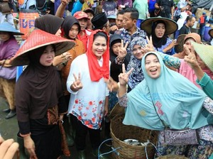 Datangi Pasar Ikan di Lamongan, Puti Janji Perkuat Petani Tambak