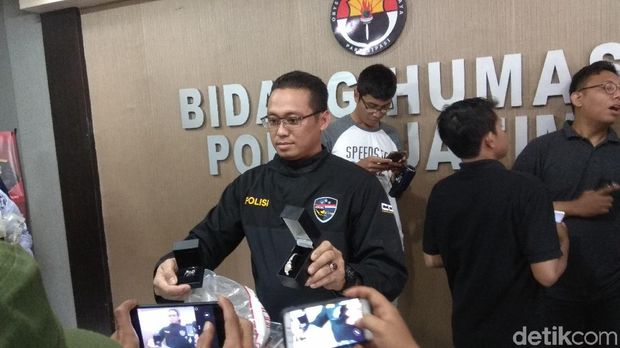 Sejumlah barang yang dibeli pelaku dari hasil spamming dan carding. (Foto: Hilda Meilisa Rinanda)