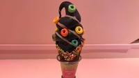 Kafe ini populer dikalangan pecinta dessert, ada berbagai es krim dengan varian topping melimpah yang siap menemani Anda bersantai di kafe pink ini. Foto: Istimewa
