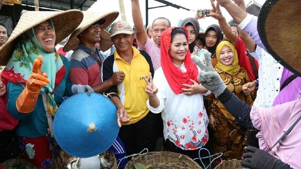 Puti diajak berfoto bersama oleh pedagang pasar ikan di Lamongan