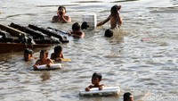 Meski berbahaya mereka nekat berenang karena tidak mampu mengakses fasilitas kolam renang ataupun sarana bermain lainnya.