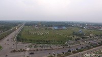 Selain masjidnya megah dan nyaman, traveler yang berwisata relihgi ke sana dapat pula mampir ke alun-alunnya yang luas. Masjid Agung Madani didirikan diatas lahan seluas 22 hektar dengan luas bangunan 15,8 hektar dan dapat menampung 15 ribu sampai 20 ribu jamaah (Okta Marfianto/detikTravel)