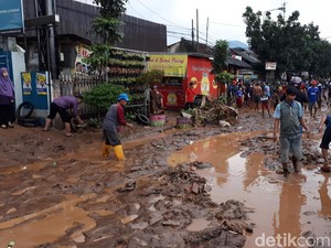 Banjir Bandang di Cicaheum Bandung Karena Tanggul Sungai Jebol