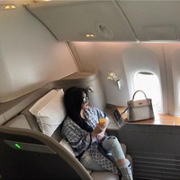 Terbang ke Los Angeles pada Juni 2017, Syahrini memakai scraf Louis Vuitton dan membawa tas Hermes Birkin berharga miliaran rupiah. Foto: Instagram/princessyahrini