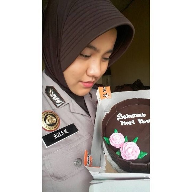 Rizka Munawwaroh adalah salah seorang polisi wanita dari kesatuan Polda Sumatera Selatan. Ia pun menjadi sorotan karena sosoknya sebagai polwan cantik yang hafal Alquran 20 juz. Foto: Instagram