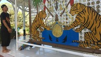 Terdapat ornamen harimau di tempat ini. Konon untuk menjaga Situs Jambansari tersebut ada dua harimau gaib bernama Maneca dan Maneci yang sewaktu-waktu menampakan diri. (Dadang Hermansyah/detikTravel)