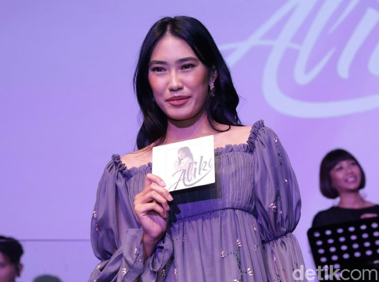 Sebuah Perfect Moment Bagi Alika Sebuah Perfect Moment Bagi Alika