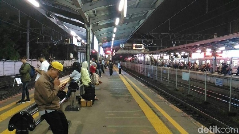 Stasiun Tn Abang Sempat Penuh Sesak Saat Gangguan KRL, Kini Normal Stasiun Tn Abang Sempat Penuh Sesak Saat Gangguan KRL, Kini Normal