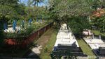 Foto: Kolam & Makam Penuh Berkah di Ciamis