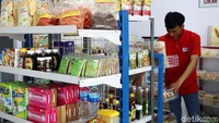Berbagai macam produk dijual di 212 Mart.