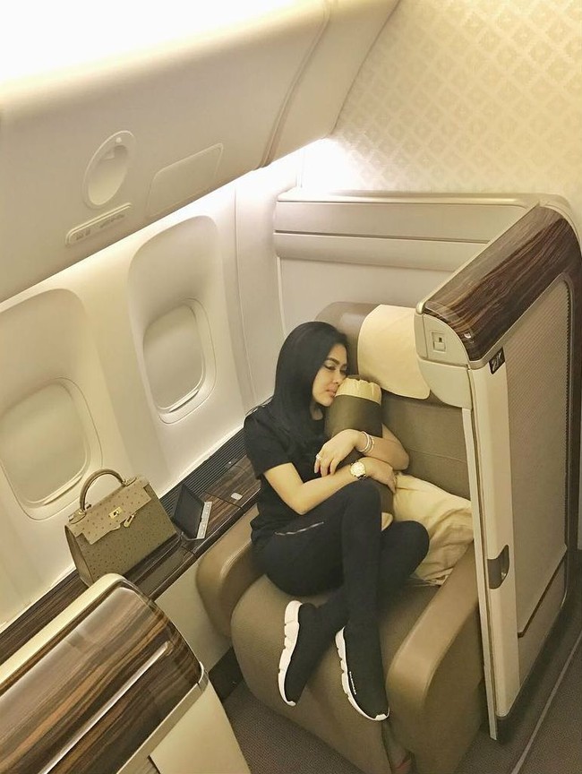 Sneakers dengan kaus kaki yang tren di 2017 dan berlanjut hingga 2018 ini terlihat dipakai Syahrini saat duduk di first class pesawat menuju Jepang. Knit High Top Sneakers dari Balenciaga ini harganya US$ . Terlihat juga tas Hermes Birkin Ostrich ratusan juta ditaruh di sampingnya. Foto: Instagram/princessyahrini