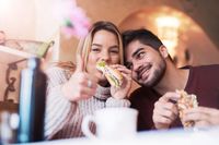 Survei Buktikan Bahagia dengan Pasangan Picu BB Naik hingga 14 Kg