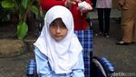 Foto: Ekspresi Bulan saat Coba Kursi Roda dari Jokowi