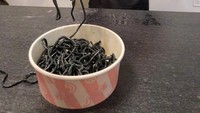 Begini nih ekspresi menggemasakan sang adik saat melihat spaghetti berwarna hitam. Kegesitan jari jemari sang ayah patut diacungi jempol. Karena ini ekspresi ini secara spontan dilakukan anak itu. Foto: Instagram @foodbabyny