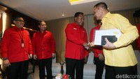 Hasto mendatangi kantor DPP Golkar bersama Wasekjen PDIP Ahmad Basarah serta politikus PDIP Idham Samawi dan Andreas Hugo Pariera. Mereka disambut Airlangga dan Sekjen Golkar Lodewijk Freidrich Paulus. Setelah itu, mereka melakukan pertemuan tertutup.
