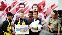 Kevin/Marcus langsung menerima bonus dari Menpora Imam Nahrawi secara simbolis.