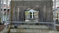 Tidak hanya mandi, mereka juga ada yang datang untuk ziarah ke makam Raden Adipati Aria Koesoemadiningrat. (Dadang Hermansyah/detikTravel)