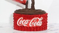 Mau makan kue atau minum soda? Kue ulang tahun dari Sweetreats Patisserie ID ini jadi jawabannya. Warnanya meriah dengan dominasi merah dan ada kaleng soda aslinya! Foto: Instagram sweetreatspatisserieid