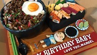 Artisan cake shop di Pantai Indah Kapuk (PIK), Sugar Ministry, punya kreasi lucu. Kue ulang tahun bentuk gyudon dan sushi platter. Lihat deh gyudon-nya persis asli dengan taburan cabai dan telur mata sapi! Foto: Instagram sugarministry