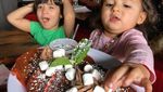 Ups! Lucunya Ekspresi Anak Ini Saat Bergaya dengan Makanan