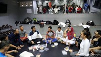 Imam Nahrawi berdialog dengan atlet Jiu Jitsu.