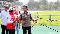 Imam mendapat penjelasan dari seorang pelatih.