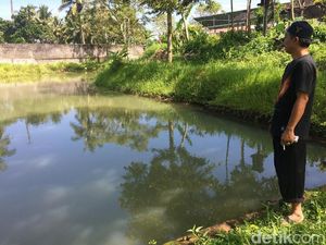 Foto: Kolam & Makam Penuh Berkah di Ciamis