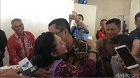 Mereka lalu melakukan cipika-cipiki, yakni cium pipi kanan dan cium pipi kiri.