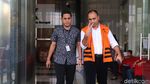 Keluar Gedung KPK, Marinus Sae Acungkan 2 Jari
