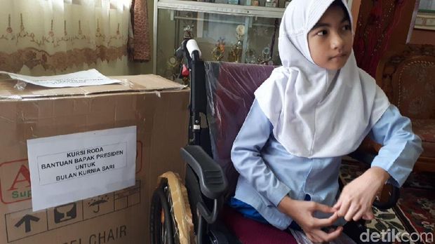 Bulan saat mencoba kursi roda dari Jokowi kemarin