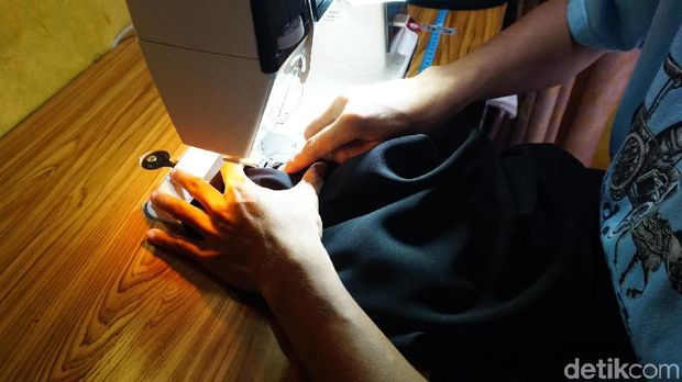 Tak menjadi rendah diri, Asra bangkit dan menjadi pengusaha