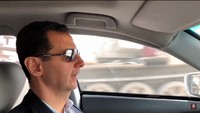 Tampak dalam video Assad melewati sebuah tank militer yang terparkir di pinggir jalanan. Foto: Screenshot YouTube/PresidencySy