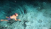 Air di dalam goa ini bersumber dari mata air. Anak-anak setempat dengan asyik berenang di goa ini (Wahyu/detikTravel)
