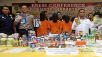 Kapolres Metro Jakarta Barat, Kombes Hengki Haryadi menggelar barang bukti makanan kedaluwarsa di kantornya, Selasa (20/3/2018).