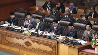 Saat ini jejeran kursi pimpinan DPR ada enam. Dari kiri ke kanan: Taufik Kurniawan, Utut Adianto, Bambang Soesatyo, Fadli Zon, Agus Hermanto, dan Fahri Hamzah. Foto: (Lamhot Aritonang/detikcom)