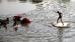 Melihat Keceriaan Anak-anak Berenang di KBB