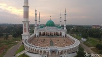 Pengelolaan Masjid Agung Madani diurus oleh Badan Pengelola Masjid Agung Madani Islamic Centre Rokan Hulu. Ada pula 44 orang pekerja yang menjadi pegawai sekretariat, cleaning service, perawat taman, keamanan, dan kesehatan (Okta Marfianto/detikTravel)