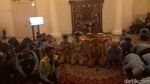 Momen Anies dan Sandi Sujud Syukur Bareng Pegawai TransJ