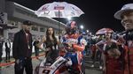 Umbrella Girl: Malam-malam Berpayung di Padang Pasir Qatar