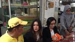 Apa Kabar Nafa Urbach? Ini 10 Pose Manisnya Bersama Makanan
