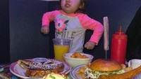 Duh, habis makan malah bergaya seperti Hulk. Gayanya seolah-olah membuat dirinya mampu menghabiskan empat makanan yang ada di depannya. Foto: Instagram @foodbabyny