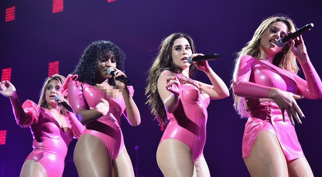 Tampil maksimal di panggung dengan bodysuit kulit berwarna pink cerah. Foto: Getty Images