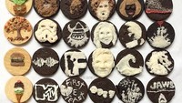 Ia punya lima nampan berisi seni Oreo di lemari esnya. Ia sampai membingkai dan memberinya sebagai hadiah ke beberapa orang. Foto: Instagram @tishacherry
